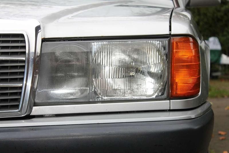 Silber Gebraucht 1992 Mercedes 190 Limousine | 9.999 € - Bild 1/4