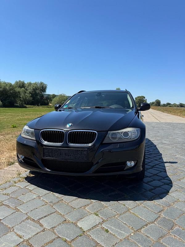 Schwarz Gebraucht 2010 BMW 320 M Sport Kombi | 6.600 € (Guter Preis) - Bild 1/4