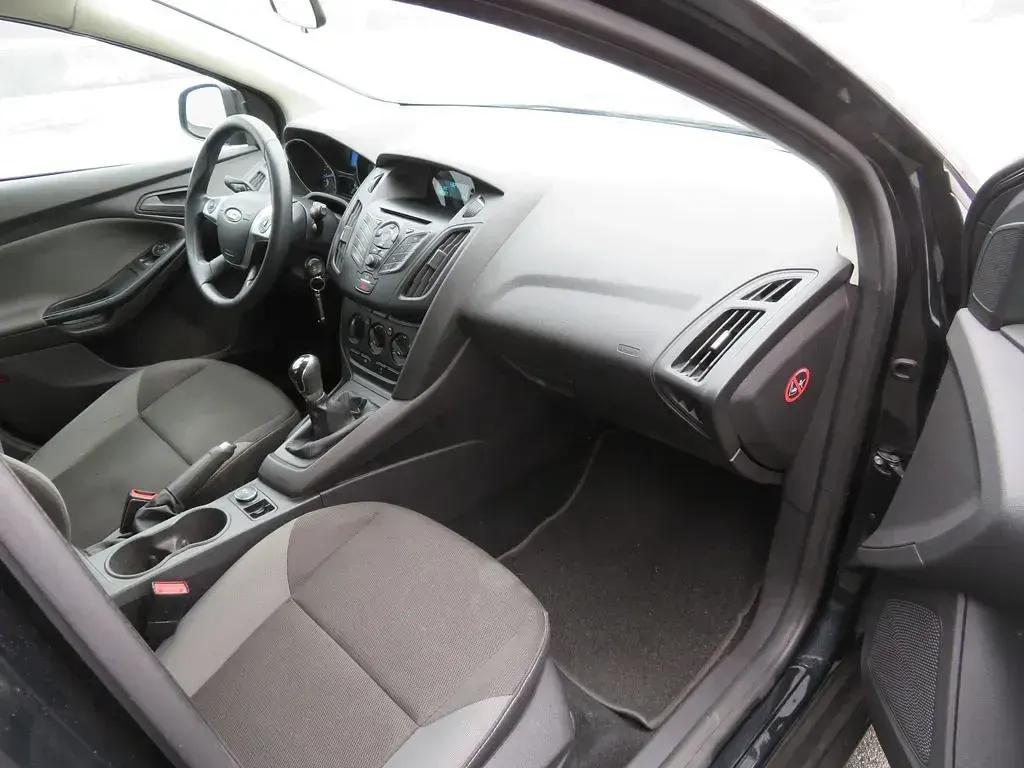 Gebraucht Ford Focus Ambiente 101 PS (74 kW) 2014 Schwarz Limousine