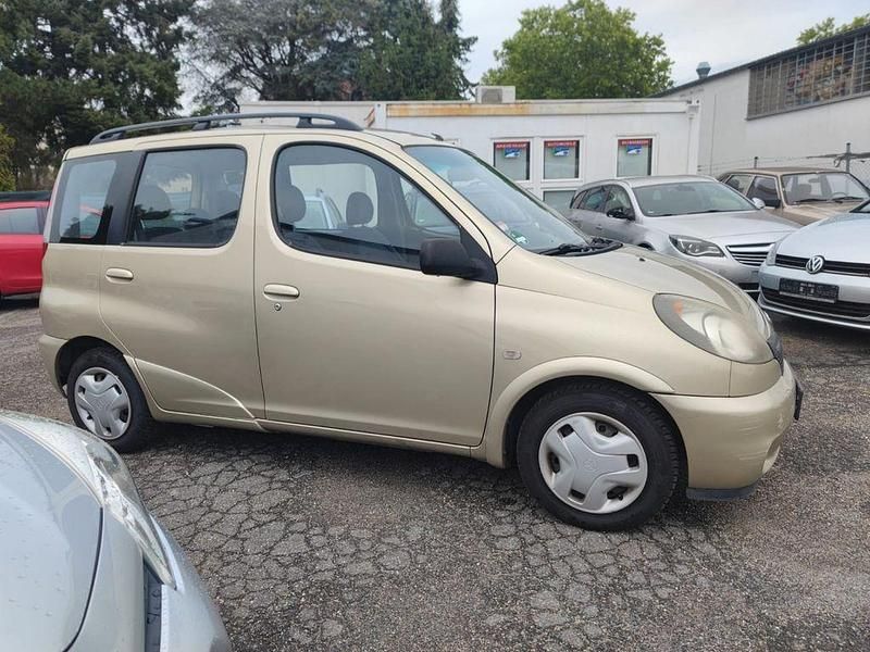 Silber Gebraucht 2002 Toyota Yaris Verso Van / Kleinbus | 1.900 € (Fairer Preis) - Bild 1/4