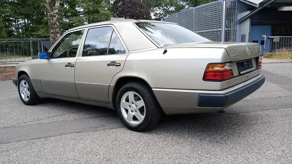 Gebraucht Mercedes E230 132 PS (97 kW) 1991 Gold Limousine