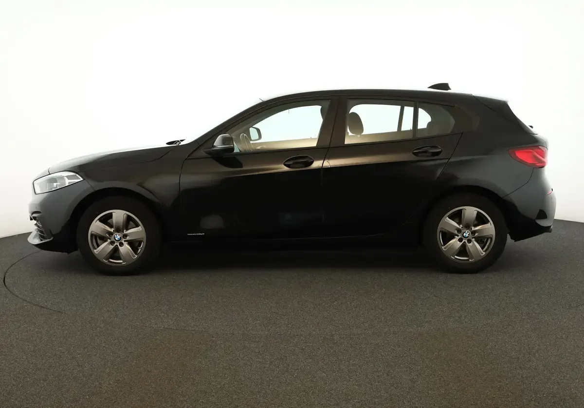 Gebraucht BMW 118 Advantage 136 PS (100 kW) 2023 Saphirschwarz metallic SUV