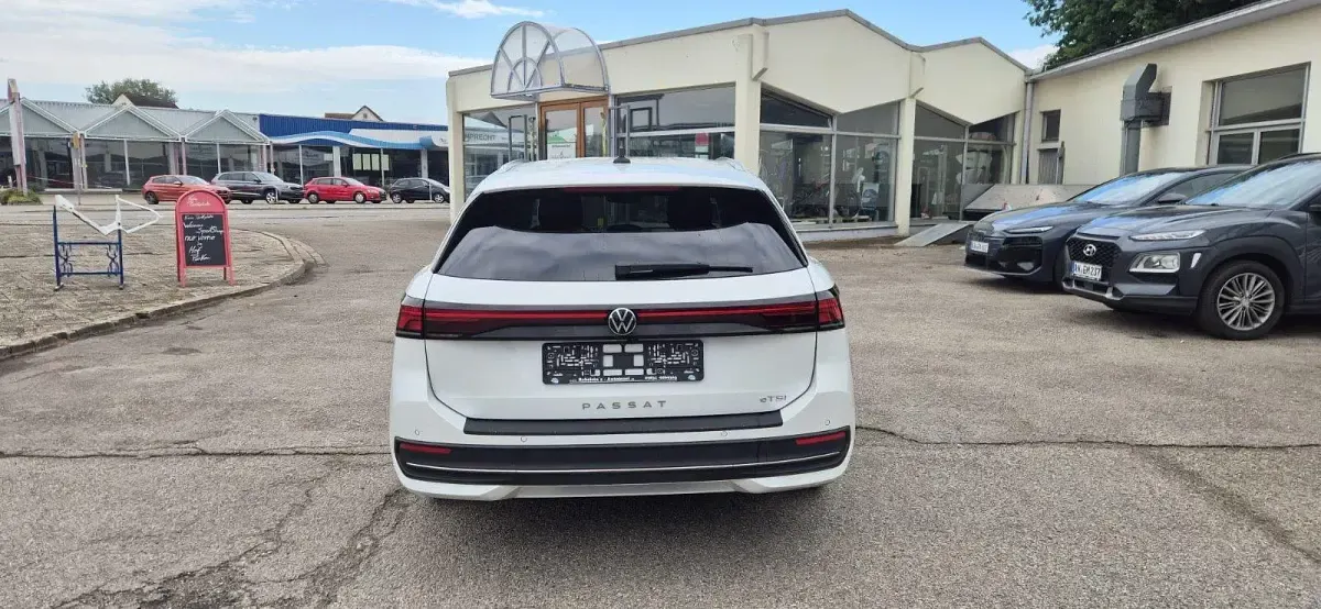 Gebraucht VW Passat IQ Drive 150 PS (110 kW) 2024 Weiß Kombi