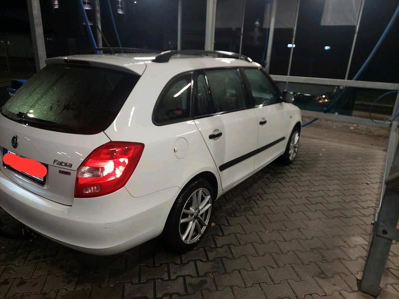 Weiß Gebraucht 2012 Skoda Fabia Kombi | 4.200 € (Fairer Preis) - Bild 1/4