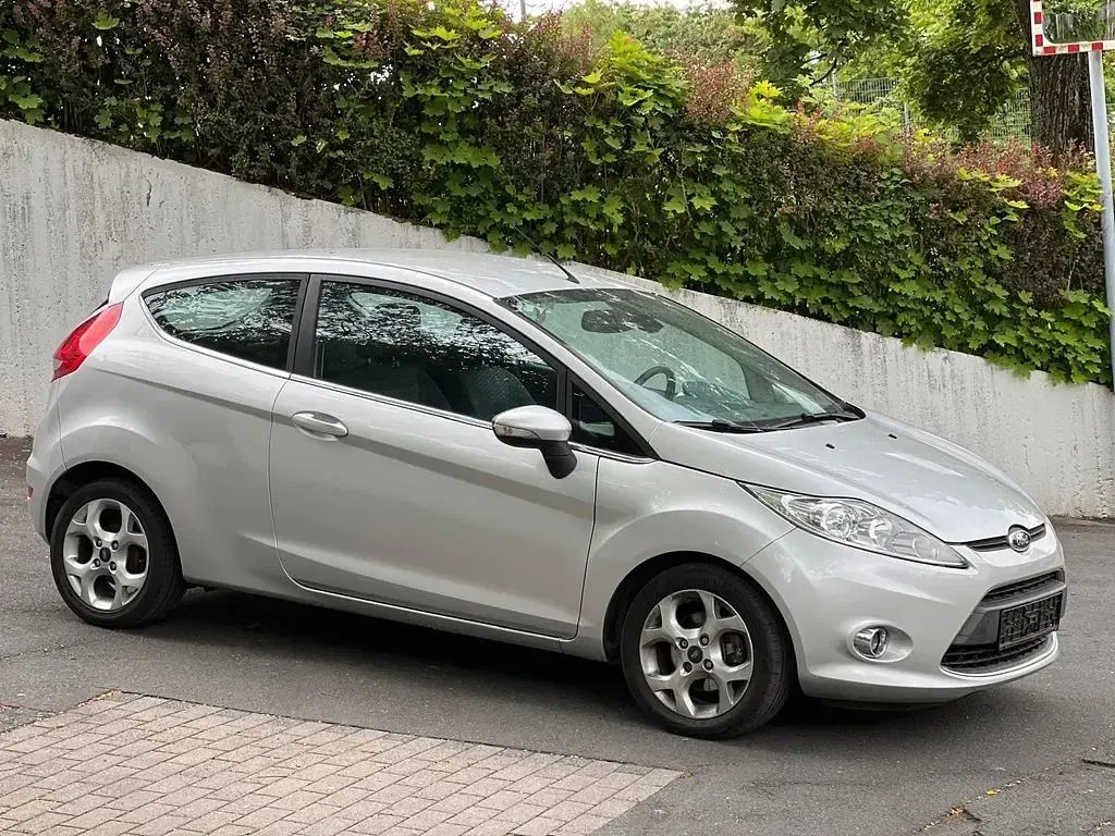Gebraucht Ford Fiesta Titanium 82 PS (60 kW) 2009 Silber Limousine