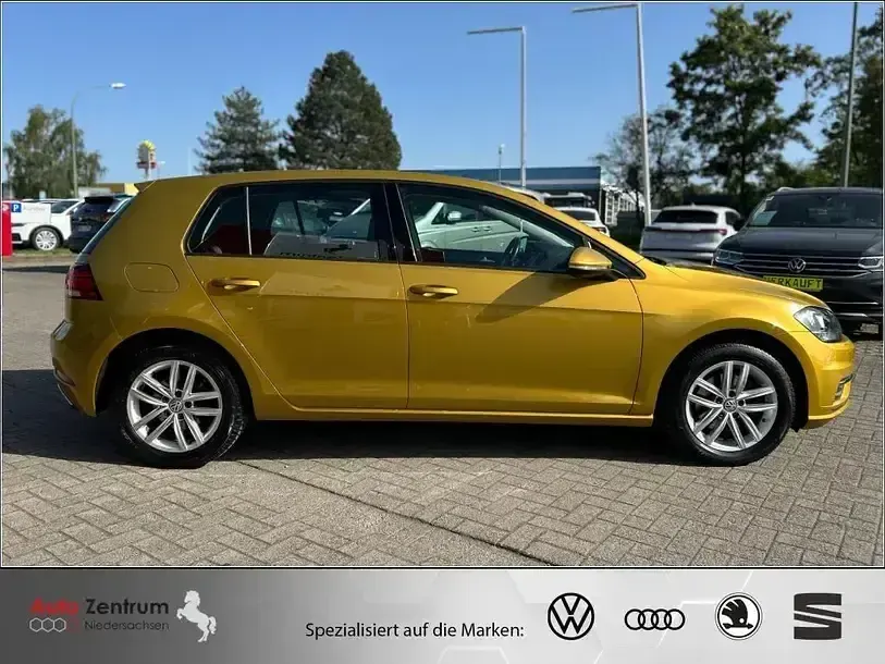 Gebraucht VW Golf VII 125 PS (91 kW) 2017 Curcuma yellow metallic Limousine
