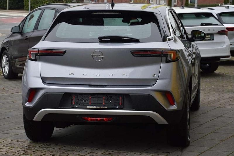 Gebraucht Opel Mokka-e Elegance 100 kW (136 PS) 2022 Kontrast grauquarz silber (metallic) SUV