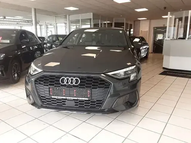 Używany Audi A3 Advanced 150 KM (110 kW) 2024 Szary Sedan/Limuzyna