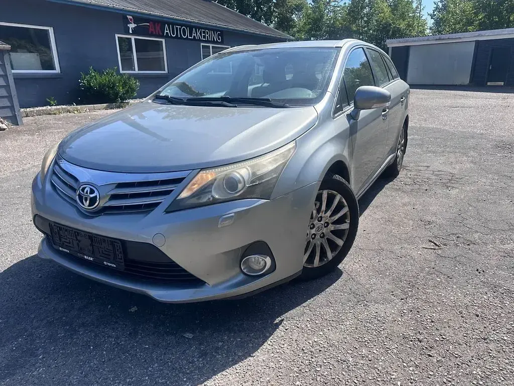 Gebraucht Toyota Avensis Basis 124 PS (91 kW) 2012 Silber Kombi