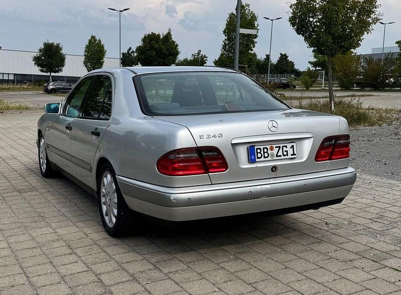 Silber Gebraucht 1998 Mercedes E240 Limousine | 3.950 € (Fairer Preis) - Bild 1/4