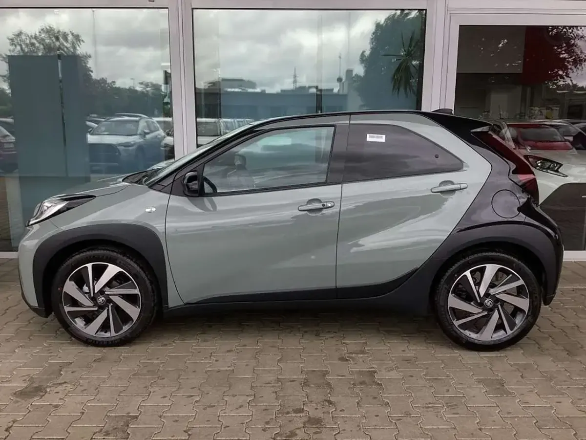 Gebraucht Toyota Aygo X X-plore 72 PS (52 kW) 2024 Urban khaki, dach mysticschwar SUV