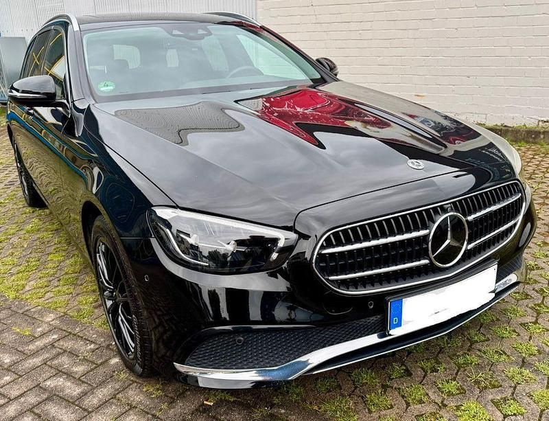 Schwarz Gebraucht 2021 Mercedes E300 Avantgarde Limousine | 28.900 € (Superpreis) - Bild 1/4