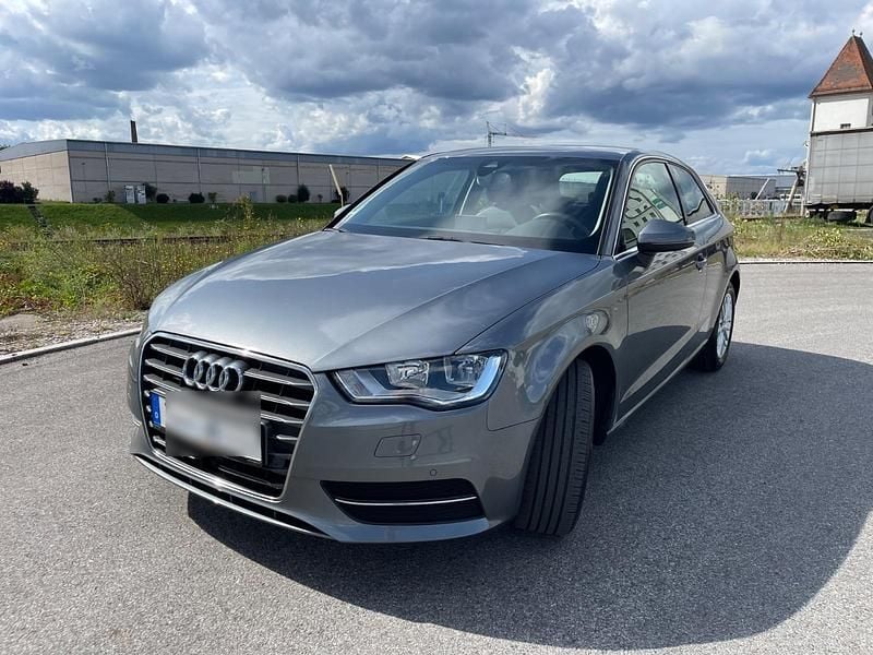 Grau Gebraucht 2013 Audi A3 Ambiente Limousine | 6.600 € (Superpreis) - Bild 1/4