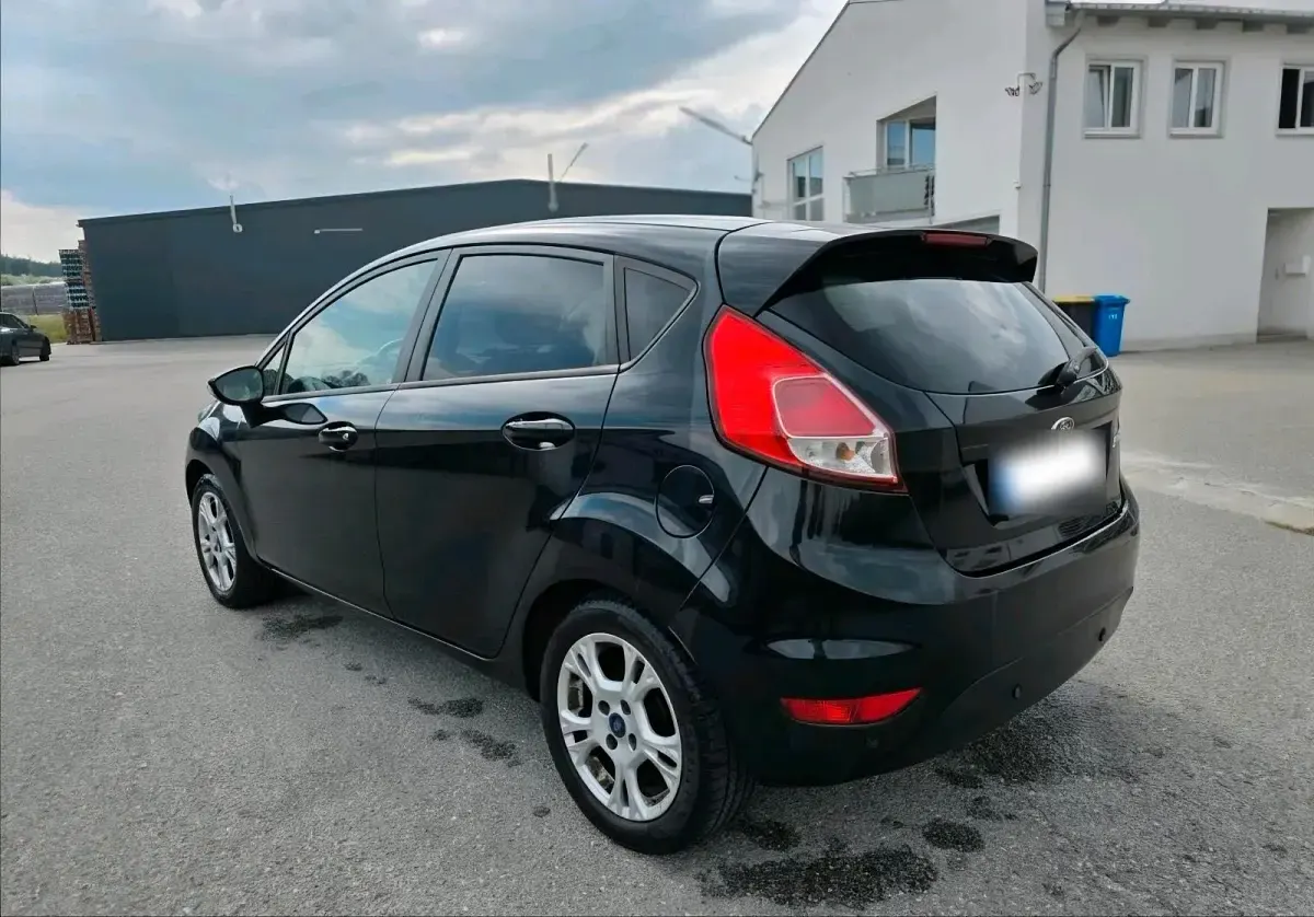 Gebraucht Ford Fiesta 101 PS (74 kW) 2013 Schwarz Limousine