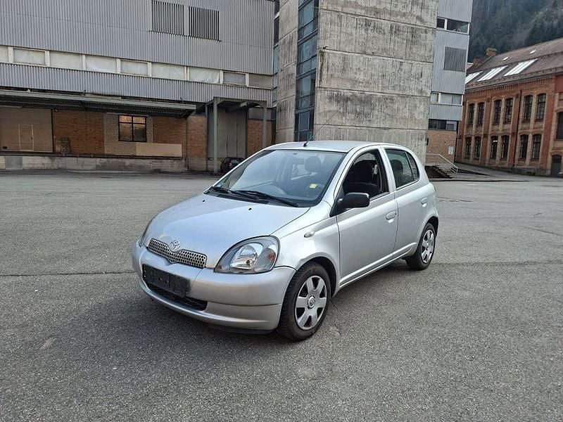 Gebraucht Toyota Yaris 86 PS (63 kW) 2002 Silber Limousine
