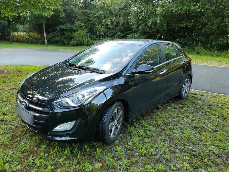Gebraucht Hyundai i30 101 PS (74 kW) 2014 Schwarz Limousine