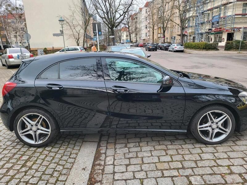 Schwarz Gebraucht 2017 Mercedes A180 Kleinwagen | 15.599 € (Fairer Preis) - Bild 1/4