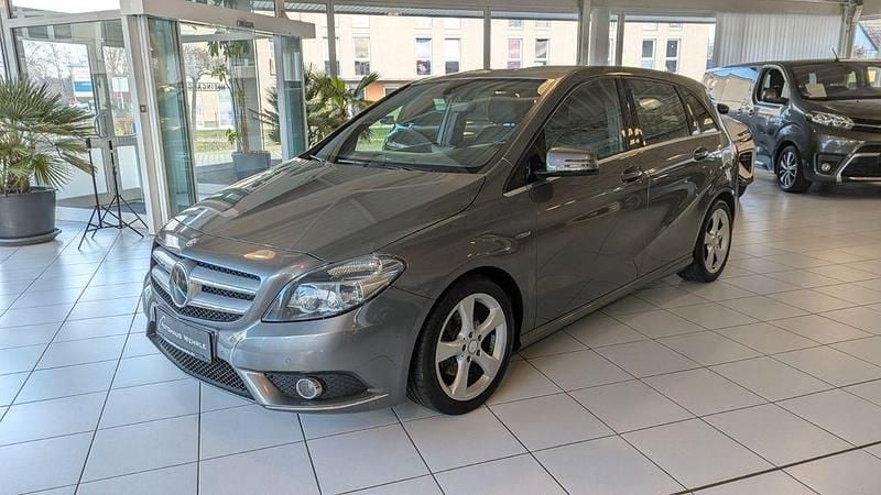 Grau Gebraucht 2012 Mercedes B180 Sport Van / Kleinbus | 8.390 € (Fairer Preis) - Bild 1/4
