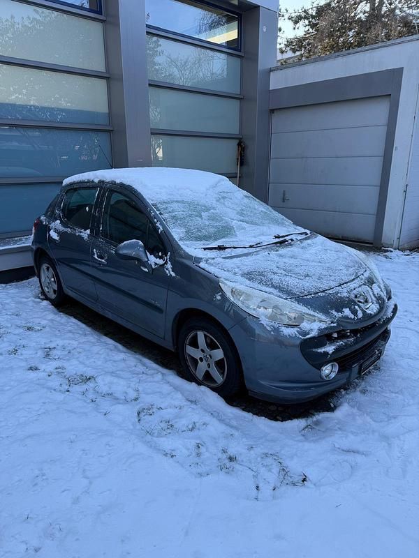 Blau Gebraucht 2009 Peugeot 207 Limousine | 1.500 € - Bild 1/4