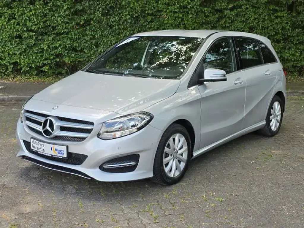 Gebraucht Mercedes 180 109 PS (80 kW) 2016 Polarsilber  metalliclack (metallic) Limousine