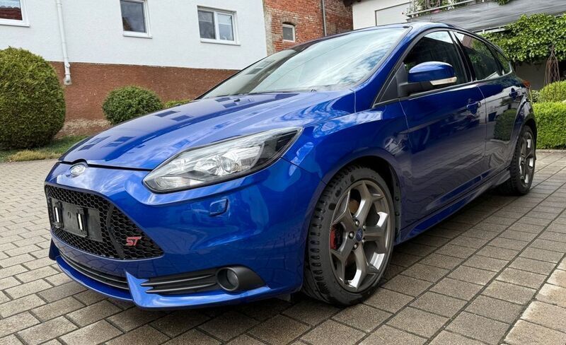 Blau Gebraucht 2014 Ford Focus ST Limousine | 10.999 € (Etwas zu teuer) - Bild 1/4
