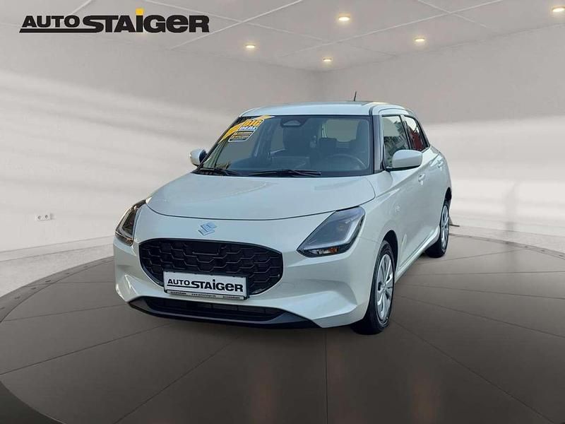 Pure white pearl metallic Neu 2025 Suzuki Swift Kleinwagen | 20.690 € - Bild 1/4