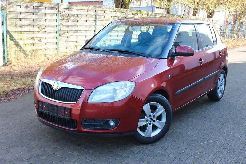 Rot Gebraucht 2008 Skoda Fabia Ambiente Limousine | 1.990 € (Fairer Preis) - Bild 1/4