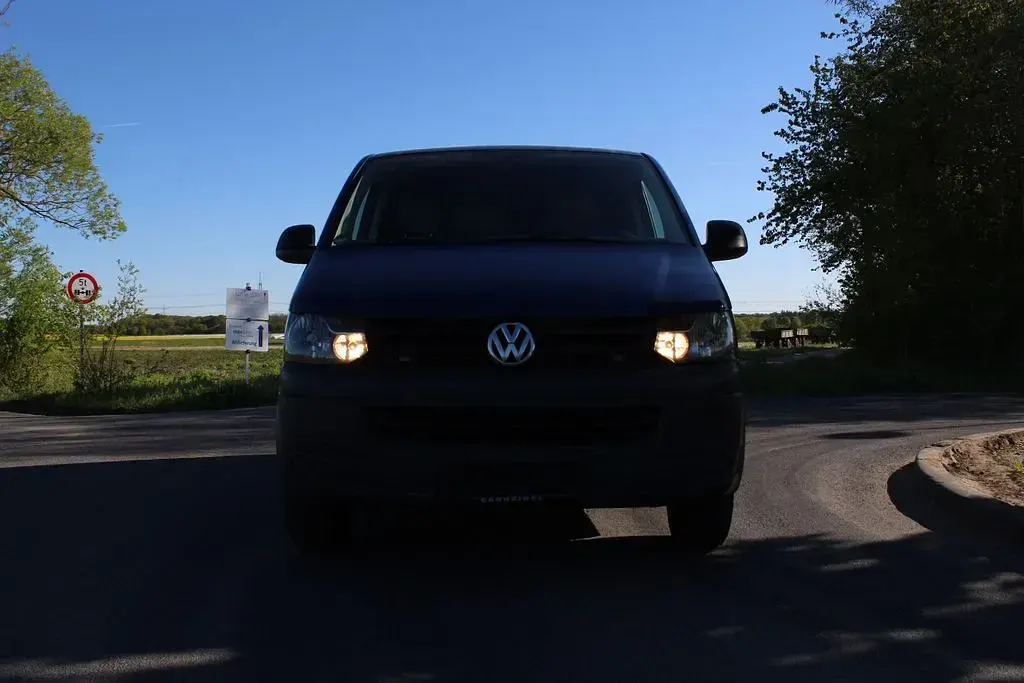 Second-hand VW Transporter 140 CP (102 kW) 2010 Albastru Van
