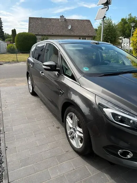 Gebraucht Ford S-MAX Titanium 179 PS (131 kW) 2017 Grau Van / Kleinbus