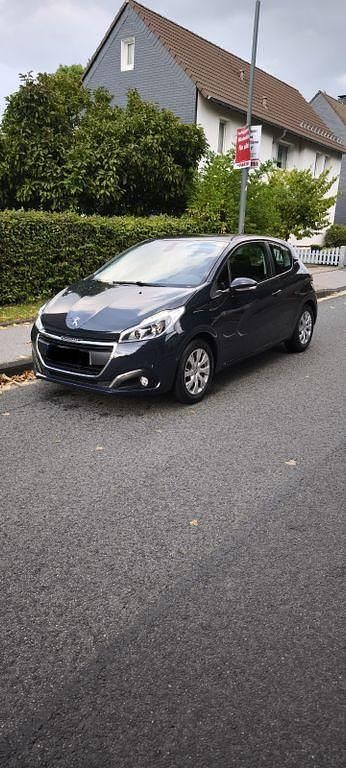 Grau Gebraucht 2017 Peugeot 208 Active Kleinwagen | 7.400 € (Fairer Preis) - Bild 1/4