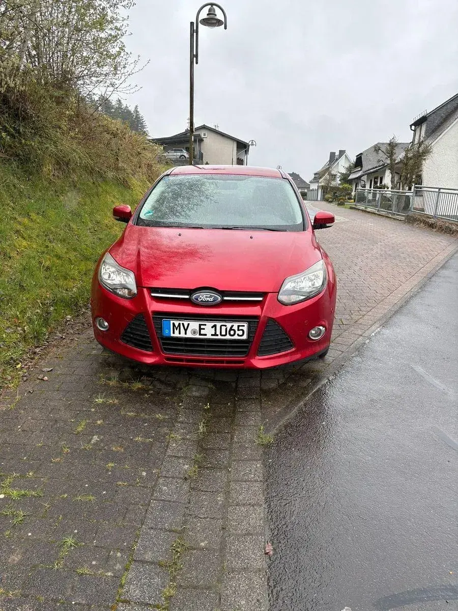 Usado Ford Focus Champions Edition 125 CV (91 kW) 2012 Rojo Berlina