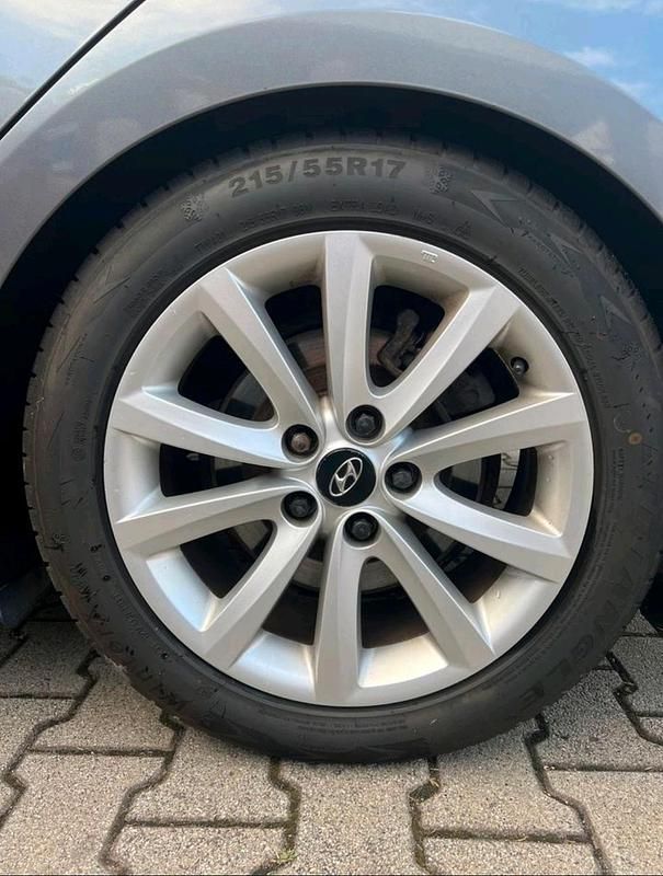 Grau Gebraucht 2011 Hyundai i40 Kombi | 6.500 € (Fairer Preis) - Bild 1/4