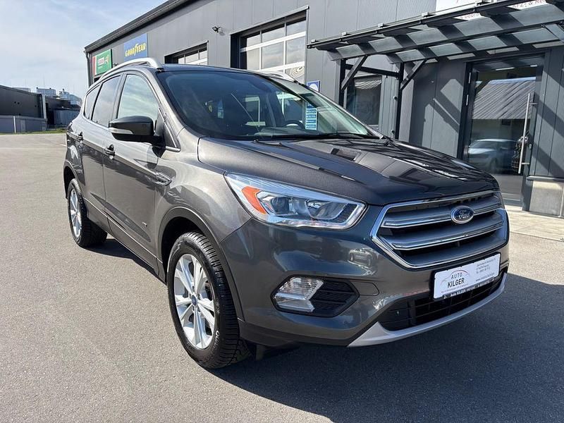 Usado Ford Kuga Titanium 179 HP (131 kW) 2017 Cinzento SUV