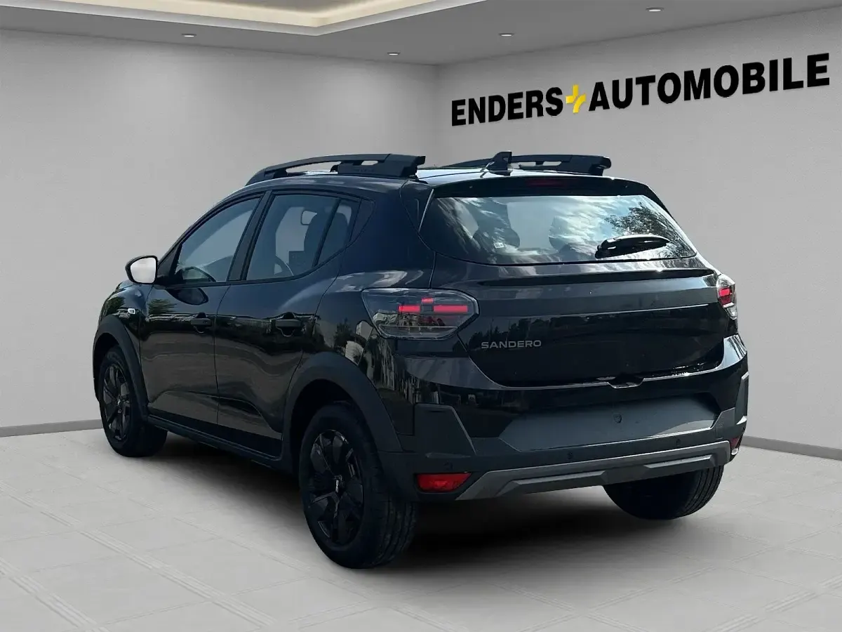 Neu Dacia Sandero Essentiel 122 PS (89 kW) 2026 Schwarz SUV