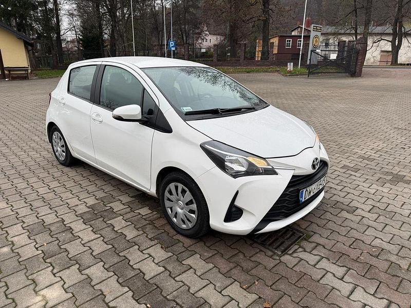 Weiß Gebraucht 2020 Toyota Yaris Active Limousine | 8.609 € (Fairer Preis) - Bild 1/4