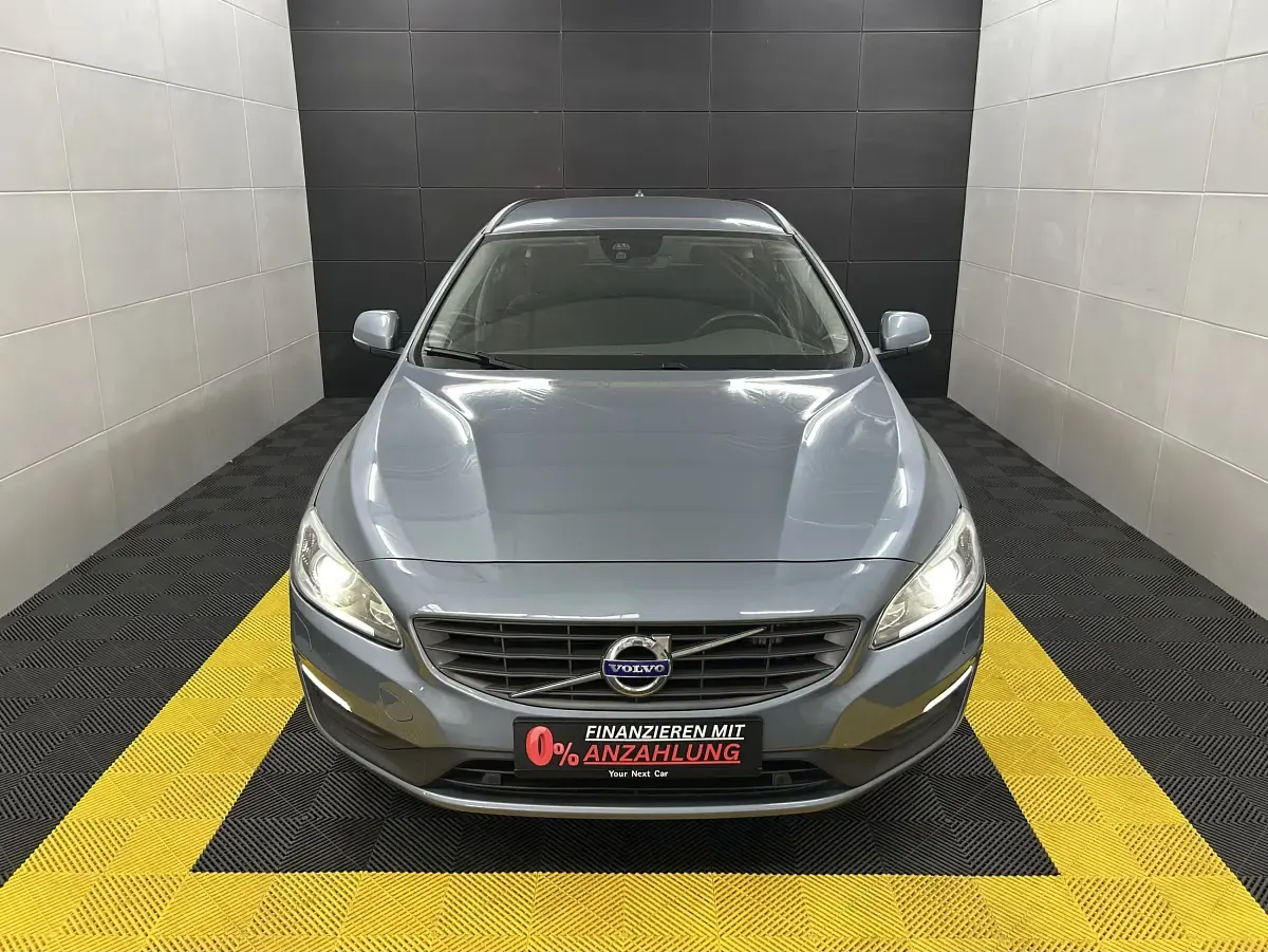 Gebraucht Volvo V60 Business Edition 150 PS (110 kW) 2017 Mussel blue metallic / metalli Kombi