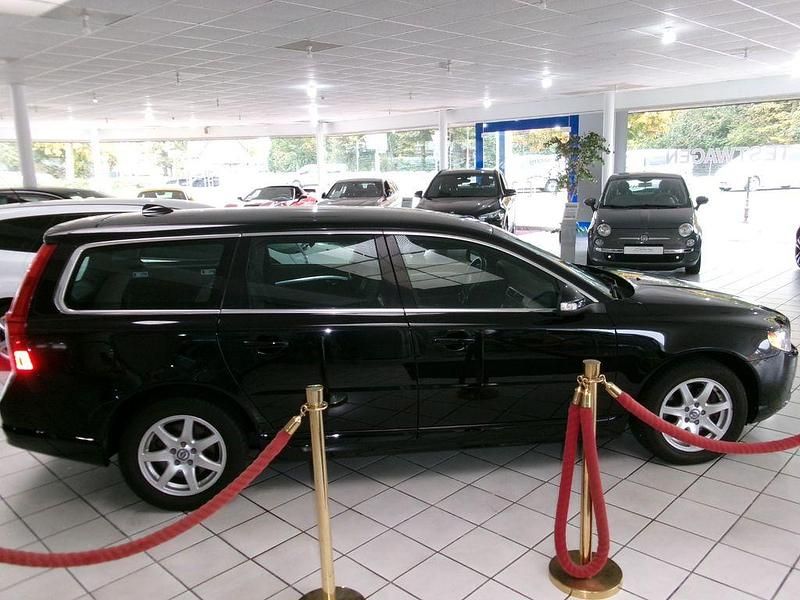 Schwarz Gebraucht 2010 Volvo V70 Momentum Kombi | 14.900 € - Bild 1/4