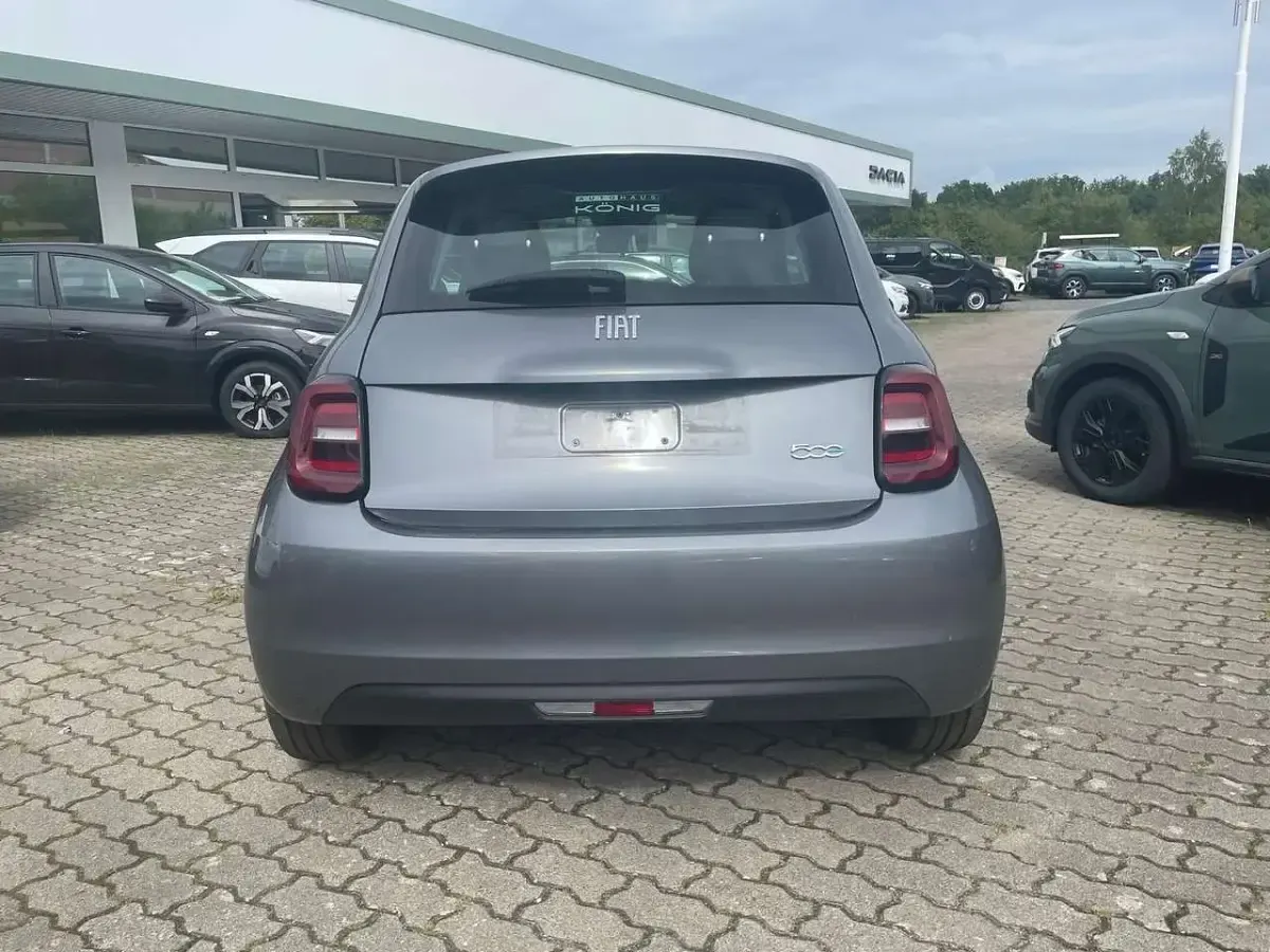 Gebraucht Fiat 500e La Prima 86 kW (118 PS) 2023 Mineral grau metallic Kleinwagen