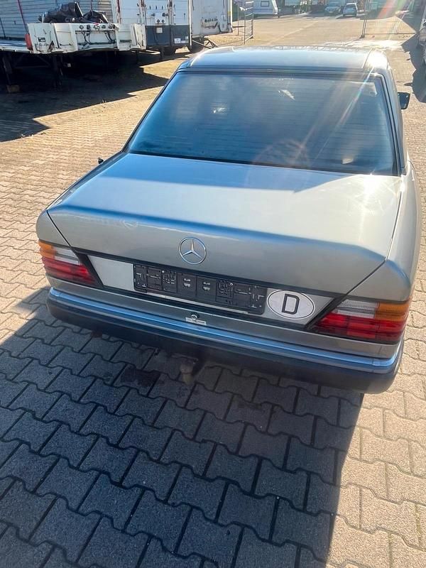Gebraucht Mercedes E230 132 PS (97 kW) 1991 Grau Limousine