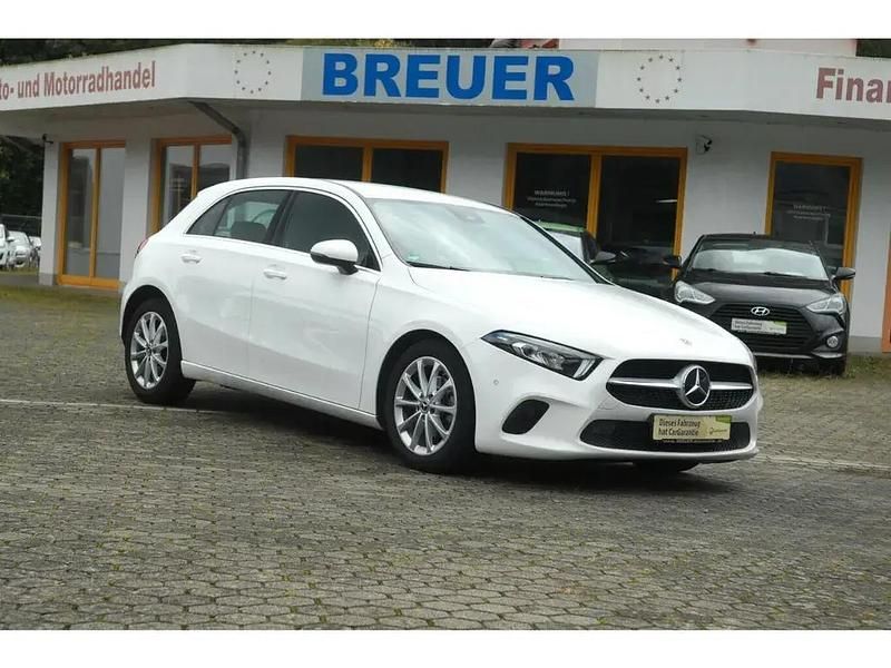 Gebraucht Mercedes A180 Progressive 136 PS (100 kW) 2019 Weiß Limousine