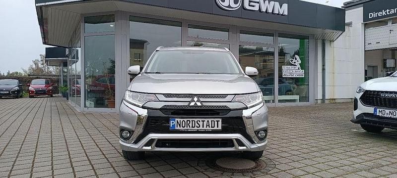 Gebraucht Mitsubishi Outlander P-HEV Basis 135 PS (99 kW) 2021 Silber SUV