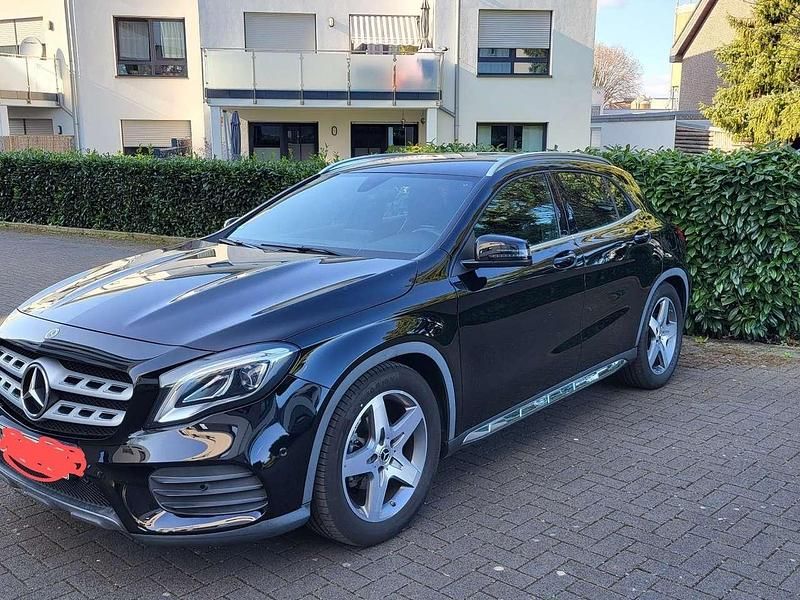Schwarz Gebraucht 2018 Mercedes GLA180 AMG line SUV | 21.900 € (Fairer Preis) - Bild 1/4