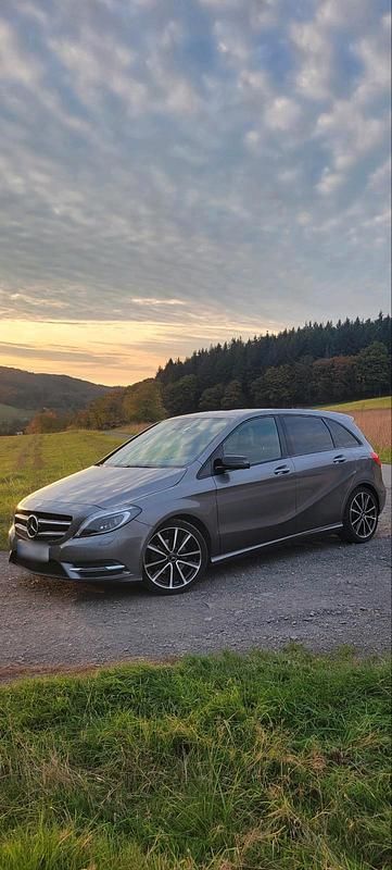 Gebraucht Mercedes B200 156 PS (114 kW) 2014 Grau Van / Kleinbus