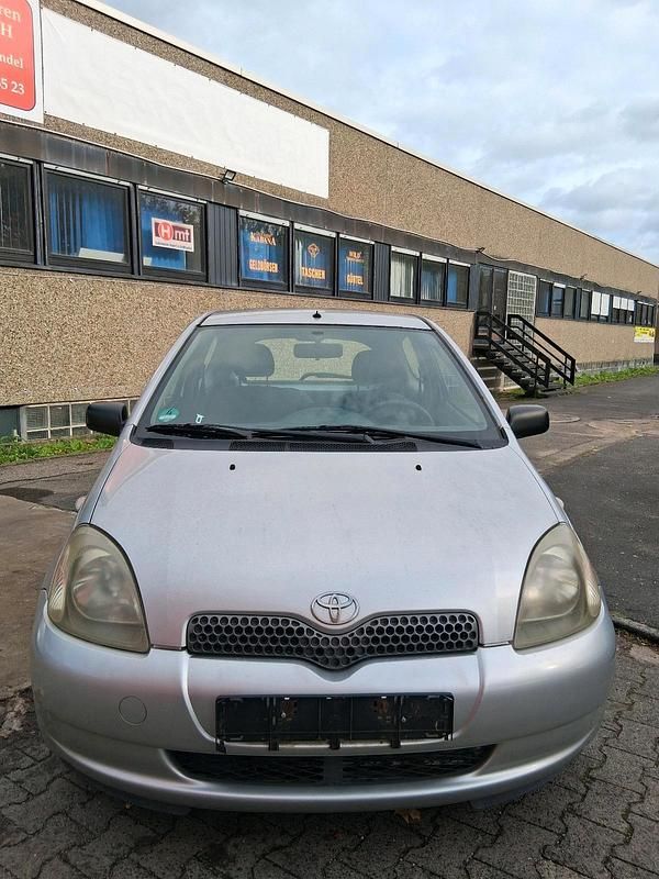 Silber Gebraucht 2002 Toyota Yaris Kleinwagen | 800 € - Bild 1/4