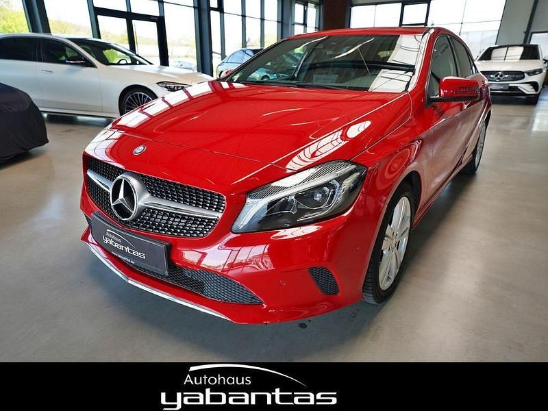 Jupiterrot unilack Gebraucht 2016 Mercedes A180 Urban Limousine | 12.600 € (Fairer Preis) - Bild 1/4