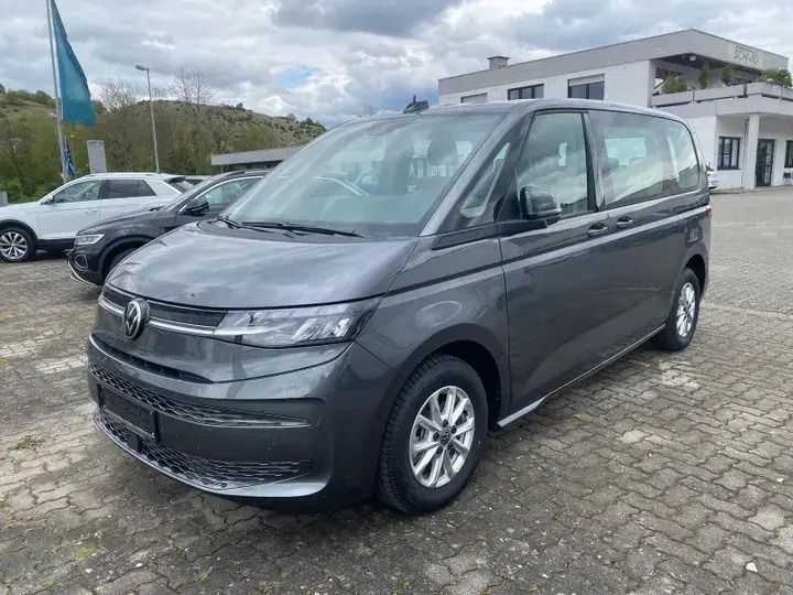 Grau (indiumgrau metallic) Gebraucht 2024 VW T7 Basis Van | 47.950 € (Superpreis) - Bild 1/4