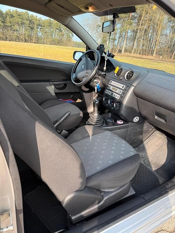 Gebraucht Ford Fiesta 55 PS (40 kW) 2004 Grau Kleinwagen