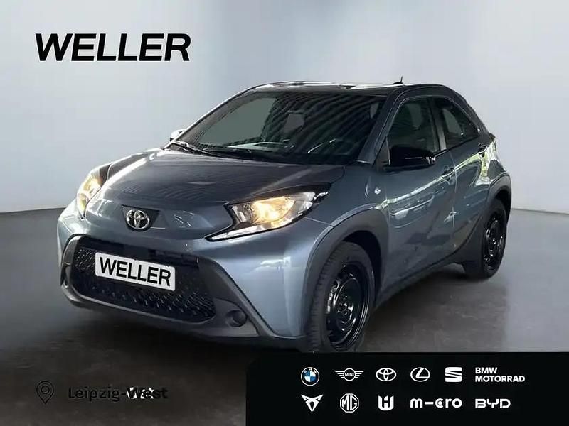 Sodalithblau (grau) Neu 2025 Toyota Aygo Kleinwagen | 15.990 € (Superpreis) - Bild 1/4