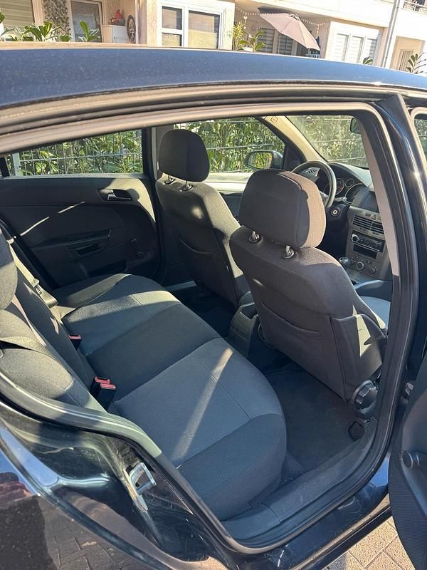 Second-hand Opel Astra 90 CP (66 kW) 2006 Negru Hatchback