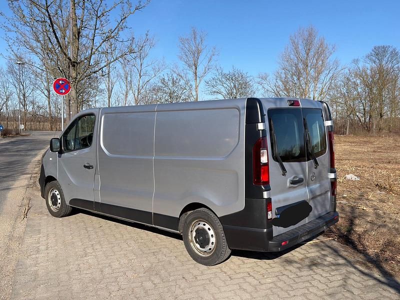 Gebraucht Opel Vivaro 96 PS (70 kW) 2018 Silber Van / Kleinbus